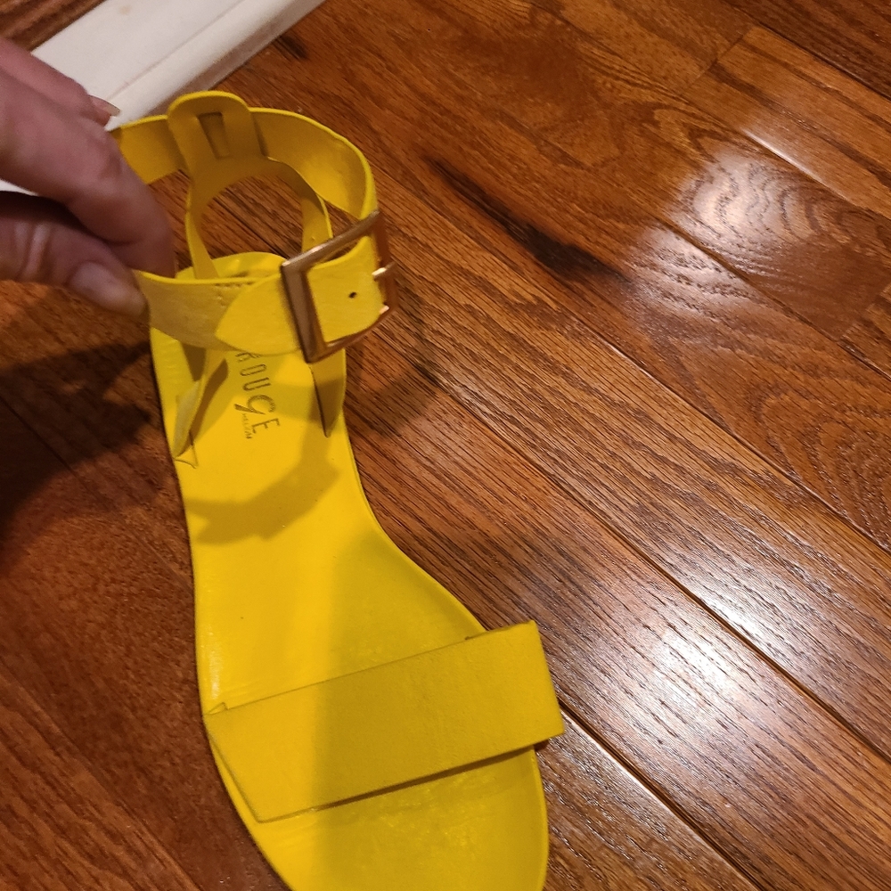 Yellow sandals - Picture 2 of 3